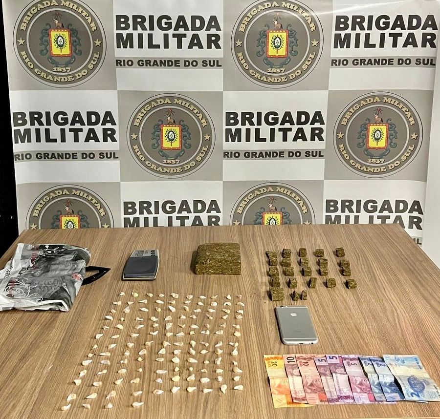 Policial da Brigada Militar durante operação de apreensão de drogas nos bairros Pomarosa e Aparecida, em Bento Gonçalves