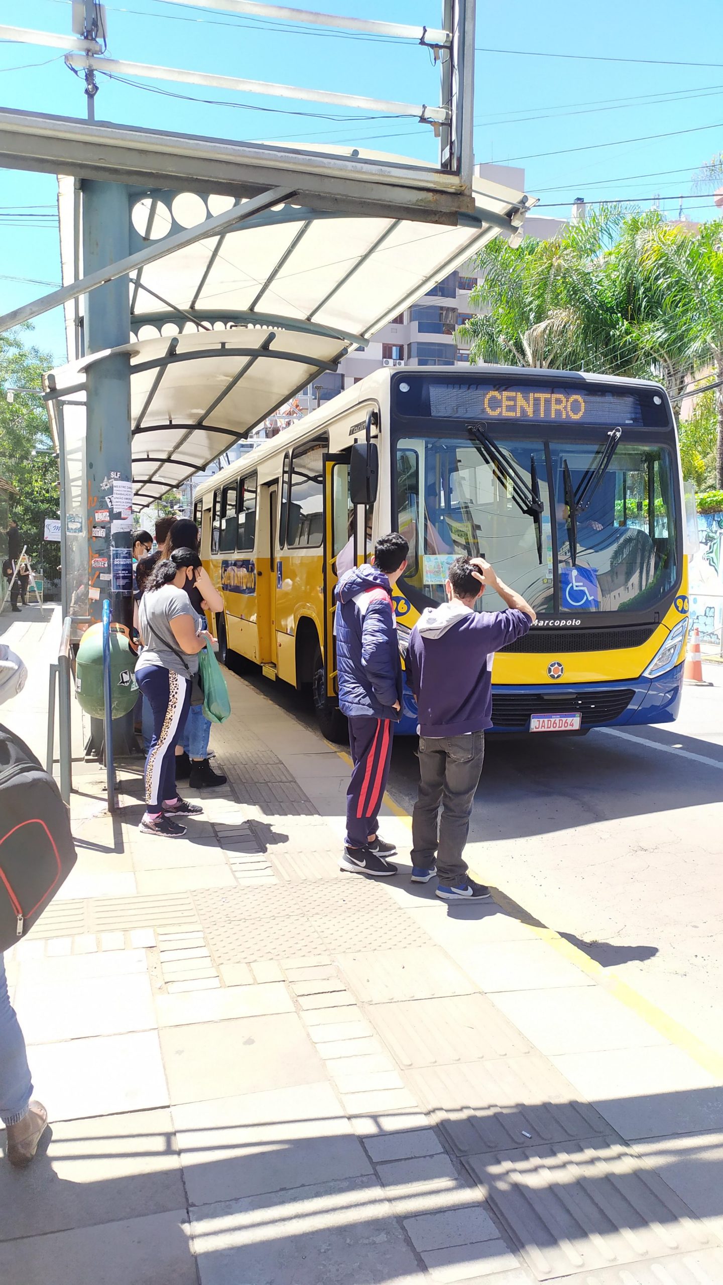 Veículo de transporte coletivo em Bento Gonçalves, ilustrando a suspensão da licitação do serviço urbano.