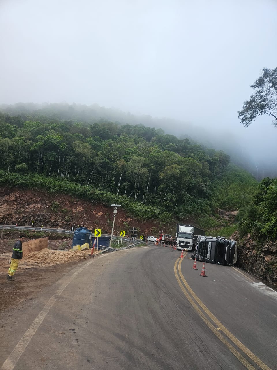 BR-470 interditada em Bento Gonçalves durante remoção de caminhão tombado em Tuiuty