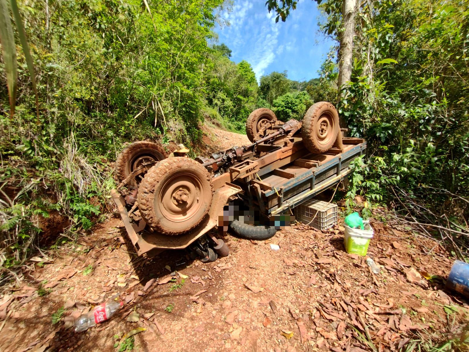 ombeiros atendem acidente de tombamento de trator em linha Buratti no interior de Bento Gonçalves