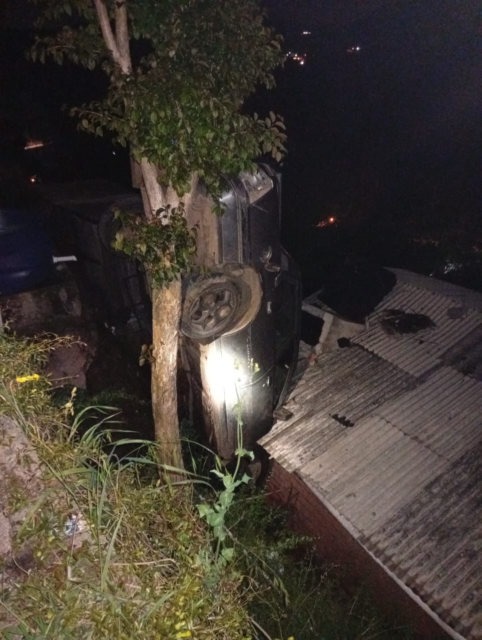 "Carro caído ao lado de casa em Bento Gonçalves"