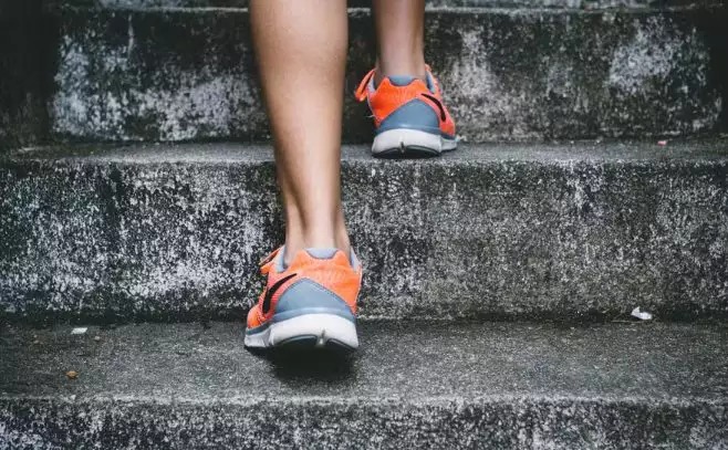 Tênis de corrida feminino: ajuste inadequado para pés femininos