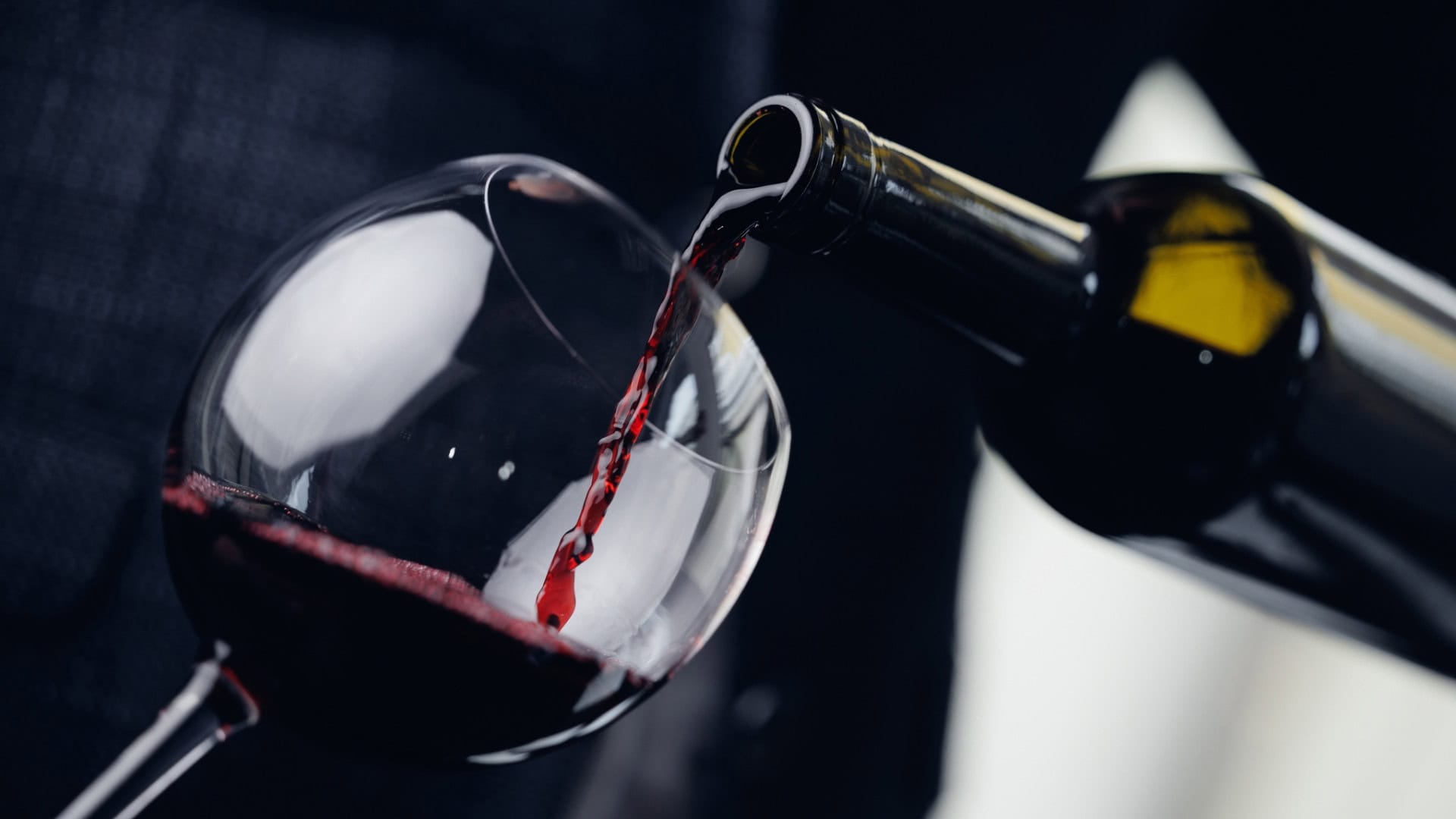 Tecnologia inovadora da UFSCar identifica nitrito de sódio em bebidas, garantindo segurança alimentar e sustentabilidade.