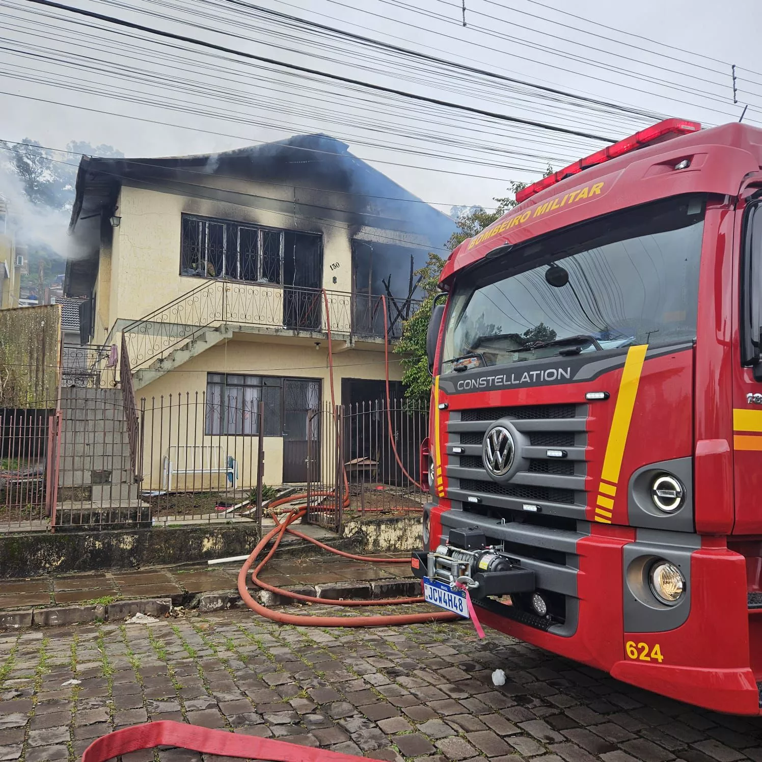A rápida atuação dos bombeiros evitou que o incêndio se espalhasse para imóveis vizinhos