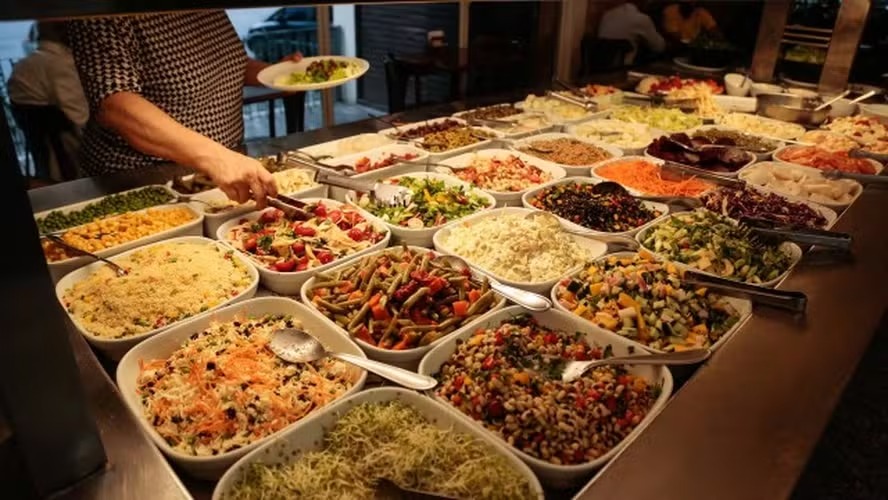 Lula assina decreto com novas regras para vale-refeição e vale-alimentação no Palácio do Planalto.