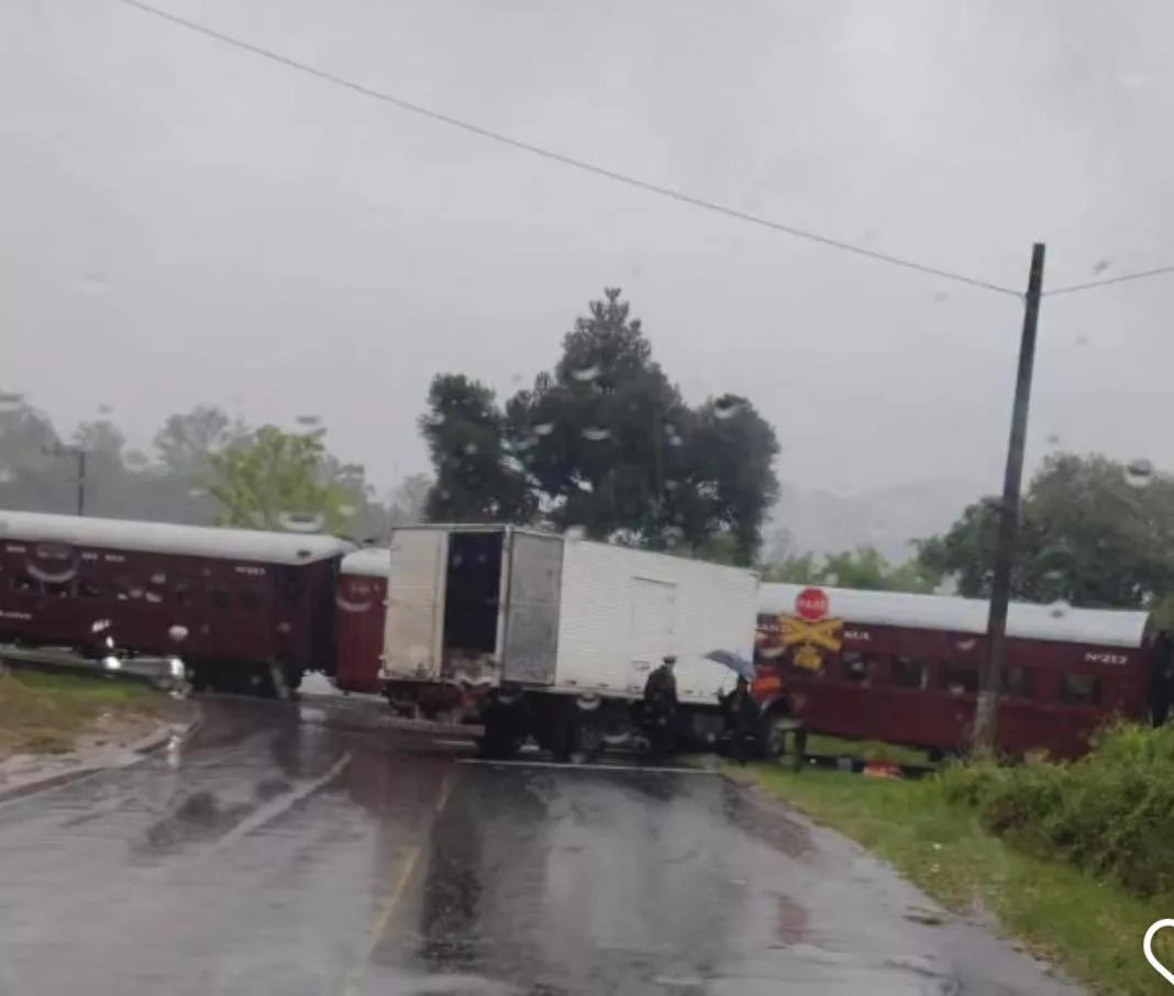 caminhão colide com trem Maria Fumaça em Garibaldi, no bairro Tamandaré, sem feridos