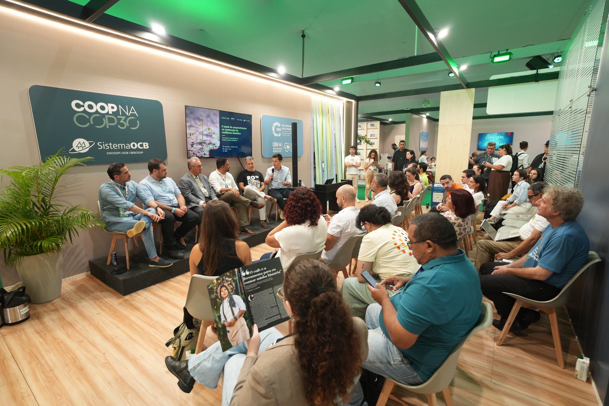 Representantes da Vinícola Aurora na COP30 em Belém, apresentando ações de sustentabilidade e resiliência climática.