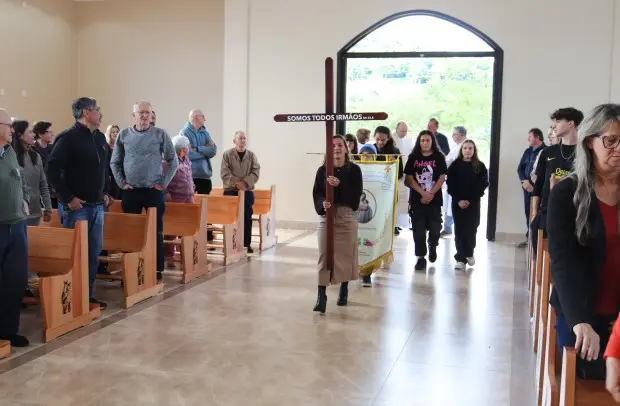 Fiéis participam da primeira missa na nova igreja da Comunidade Nossa Senhora da Saúde, no bairro Vinhedos, em Bento Gonçalves.