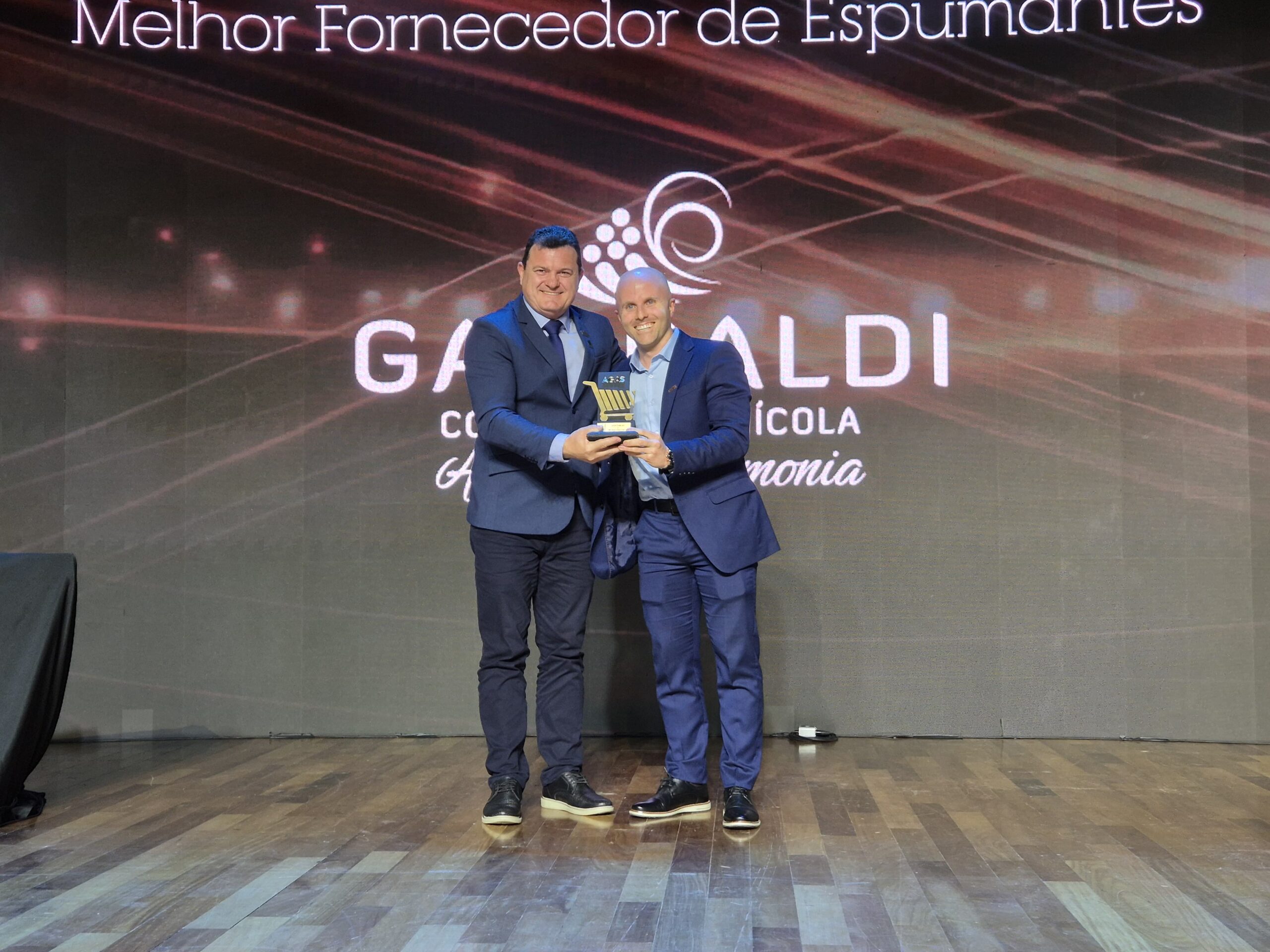 Presidente-Oscar-Lo-recebe-de-Felipe-Locatelli-o-Premio-de-Melhor-Fornecedor-de-Espumantes-no-Carrinho-Agas-Credito_-Andre-Luis-Rech-