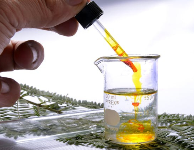 Cientista analisa enzima em laboratório durante pesquisa sobre obesidade, diabetes e metabolismo