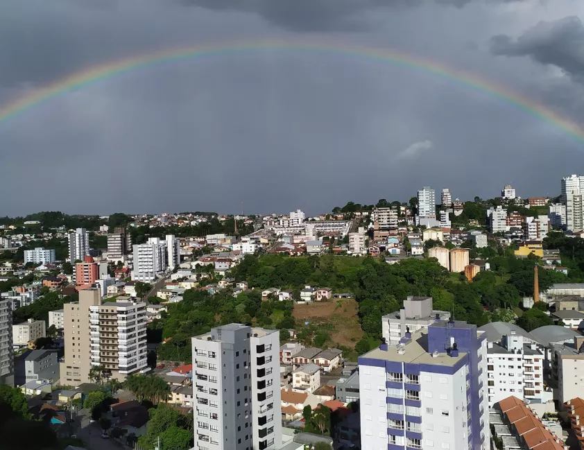Vista aérea de Bento Gonçalves com destaque para o setor industrial, que lidera geração de empregos formais em 2025.