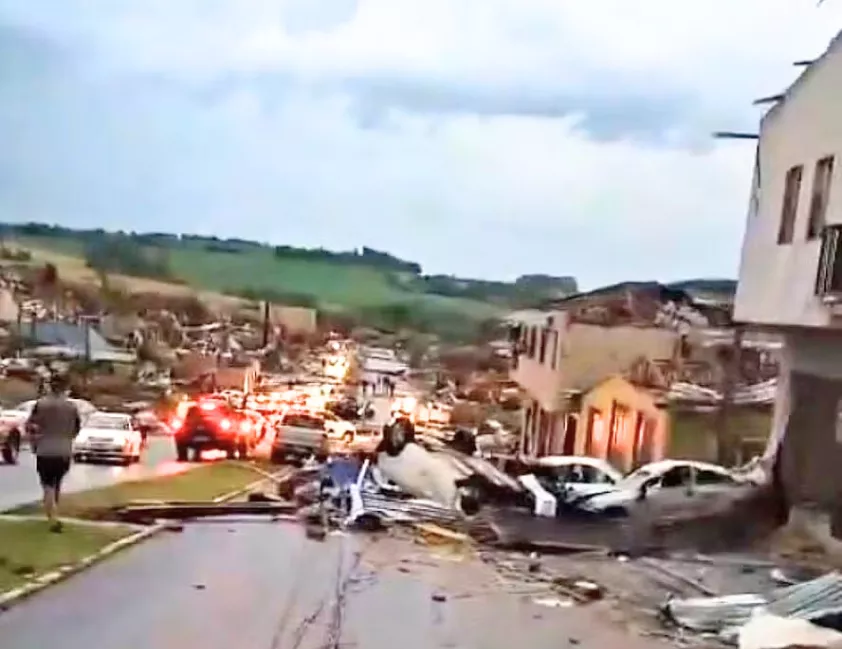 Tornado destrói Rio Bonito do Iguaçu (PR), deixa cinco mortos e pode ter tido ventos acima de 250 km/h, segundo a Defesa Civil.