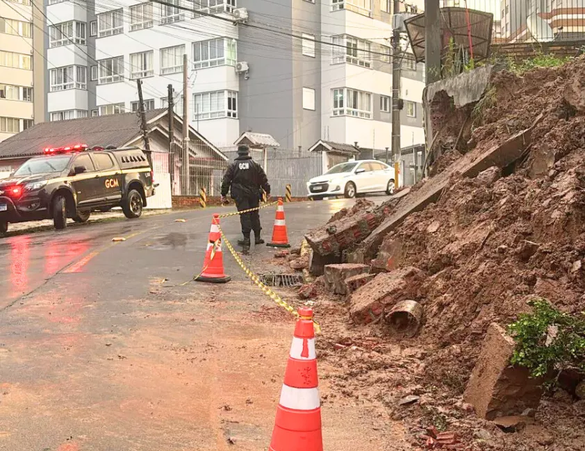 Equipes da Defesa Civil atuam em Bento Gonçalves após quedas de muros e poste durante chuva