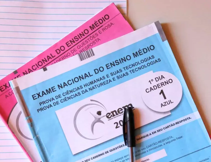 Portões abrem ao meio-dia e fecham às 13h. Saiba o que levar, como se preparar e o que esperar no primeiro dia do Enem 2025.