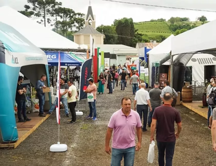 Expositores e público visitam a Tecnovitis nos jardins do Hotel Villa Michelon, em Bento Gonçalves