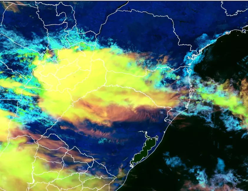 Céu carregado e nuvens escuras sobre cidade gaúcha durante forte calor e instabilidade
