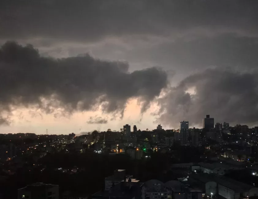 Frente fria provoca temporais e ventos acima de 100 km/h entre domingo e segunda no Sul, Sudeste e Centro-Oeste.