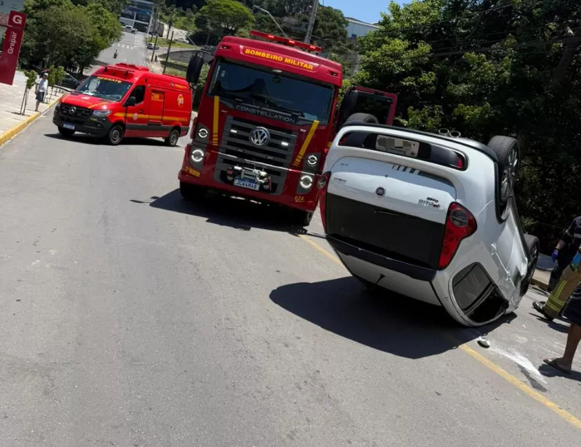 Capotamento perto do meio-dia deste sábado em Bento deixa mãe e filho feridos. Bombeiros, SAMU e ROCAM atenderam a ocorrência.
