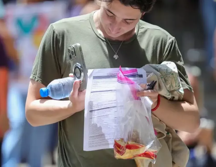 “Candidatos chegam aos locais de prova do Enem 2025 no segundo dia do exame”