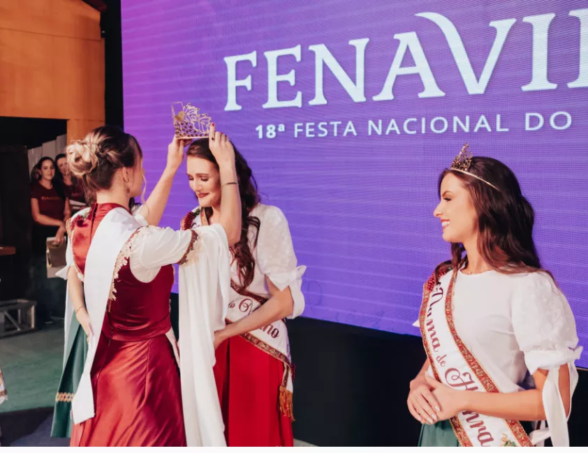 Fenavinho abre inscrições para eleger imperatriz e damas da edição dos 60 anos. Prazo segue até 15 de janeiro.