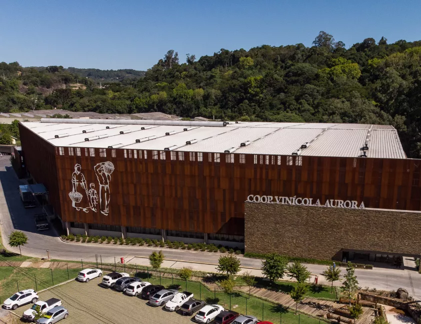 Vagas temporárias na Cooperativa Vinícola Aurora durante período de safra em Bento Gonçalves