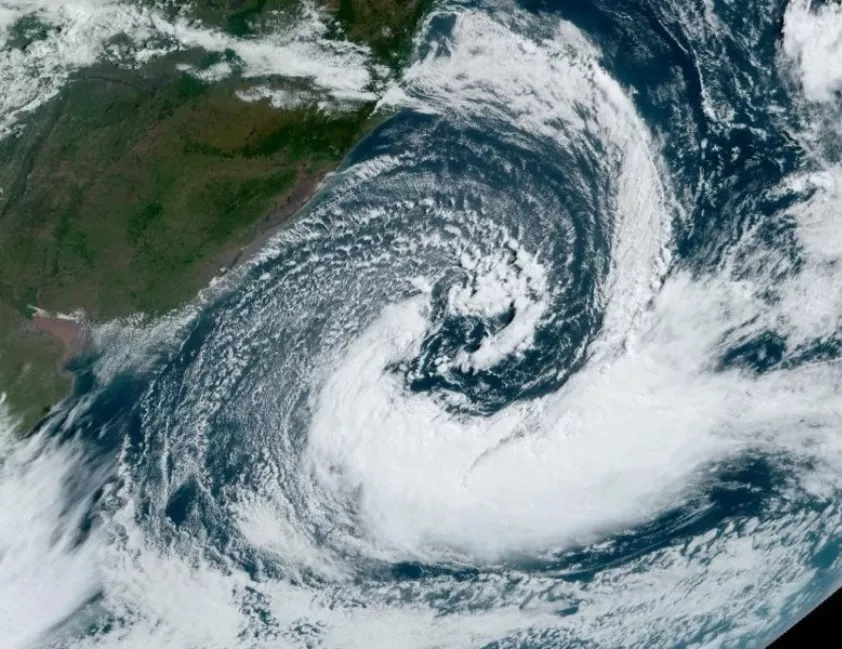 Ciclone extratropical intenso traz rajadas com força de furacão na Patagônia e influencia o Sul do Brasil nesta semana.