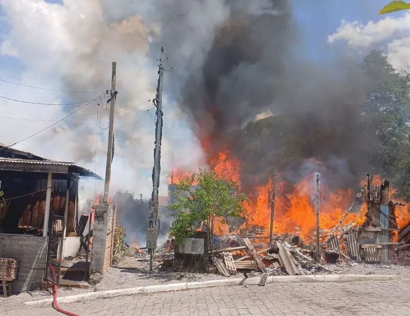 Policiais da Brigada Militar atendem ocorrência de incêndio que atingiu três casas em São Marcos.