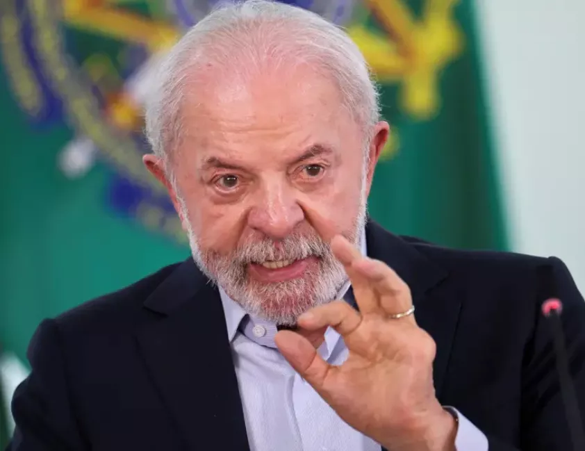 Lula sanciona lei que veta linguagem neutra em órgãos públicos.