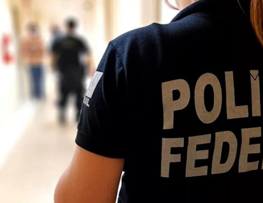 Policiais federais cumprem mandado em Santa Cruz do Sul durante investigação de nudes fakes de parlamentares.