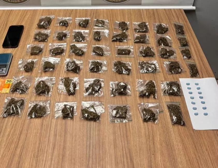 BM prende mulher por tráfico de entorpecentes em Bento Gonçalves e apreende maconha, ecstasy e balança durante operação.