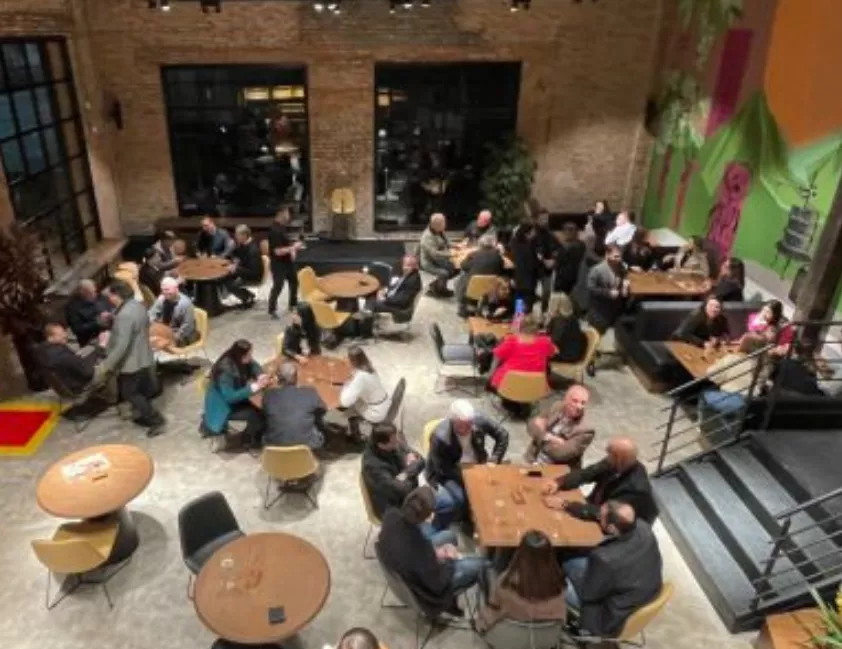 Cooperativa Vinícola realiza “Dolce Far Niente” no Wine Bar em Garibaldi, com espumantes premiados, antepastos e música ao vivo.