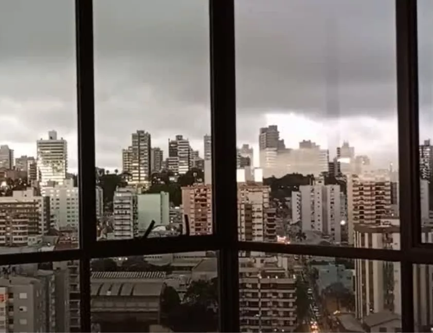 Frente fria avança pelo Sul do Brasil com chuva irregular e vento forte.