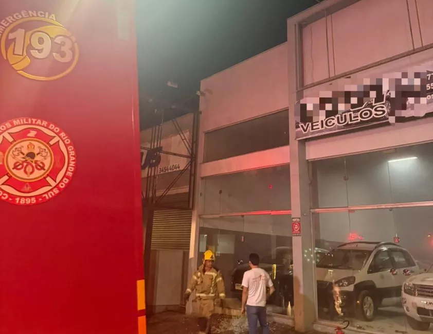 Estabelecimento sofreu princípio de incêndio após ataque com pedra e possível coquetel molotov, em Bento Gonçalves.