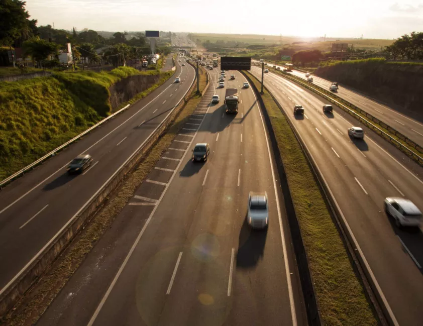 Estradas do Brasil têm 47% com 4G e menos de 12% com 5G. Planos do governo podem exigir cobertura total em rodovias.