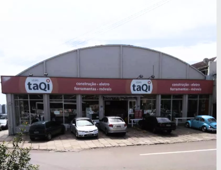 Fachada de loja taQi no RS durante processo de fechamento de unidades