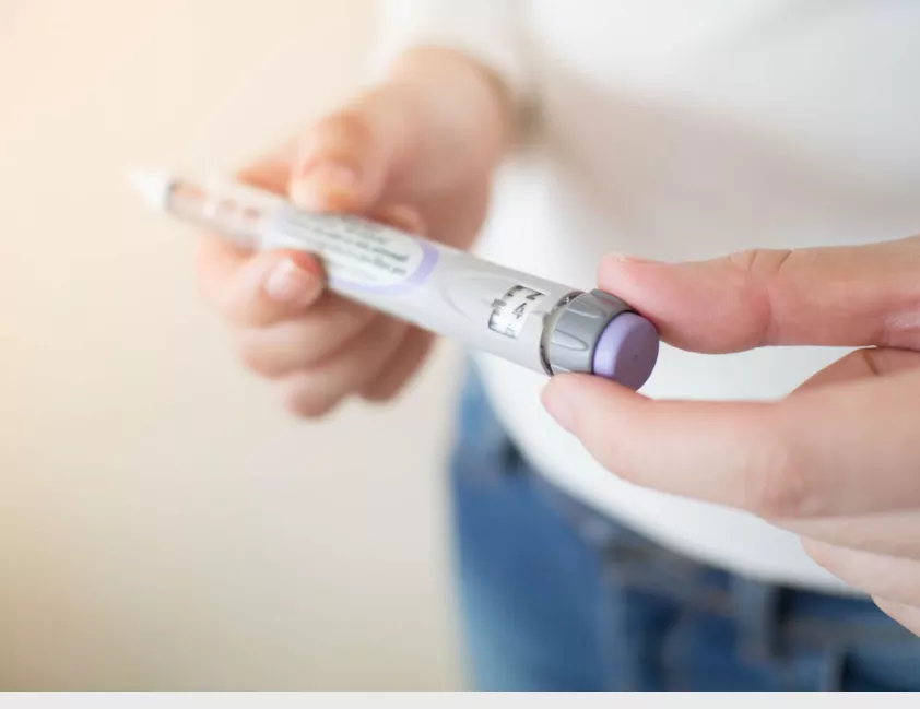 Anvisa proíbe cinco canetas emagrecedoras sem registro e aponta aumento de propaganda e venda irregular na internet.