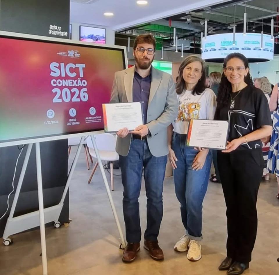 Os professores Mateus Panizzon e Adrieli Radaelli e a pró-reitora Neide Pessin (ao centro) representaram a UCS na solenidade de entrega do prêmio