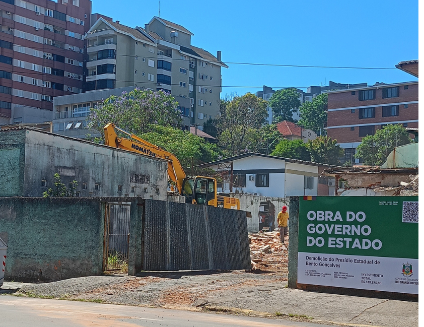 Demolição do presídio em Bento Gonçalves começou após anos de abandono