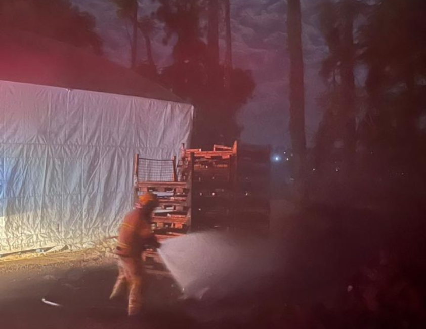 Bombeiros controlam princípio de incêndio em rejeitos industriais na área externa de empresa no bairro Borgo, em Bento Gonçalves.