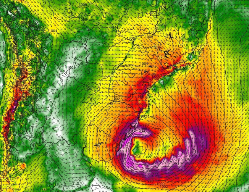 Ciclone avança pelo Sul com risco extremo de ventos acima de 100 km/h, tempestades fortes e chuva intensa em vários estados.