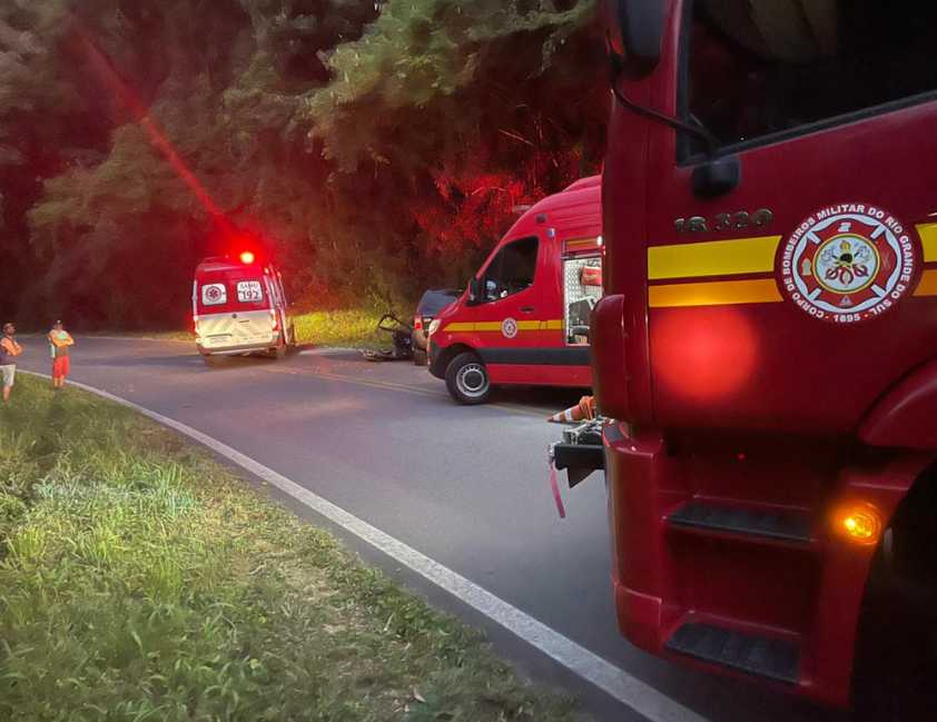 Saída de pista na VRS-855 deixa vítima presa às ferragens em Bento Gonçalves. Bombeiros e Samu realizaram resgate complexo na noite deste domingo, 7