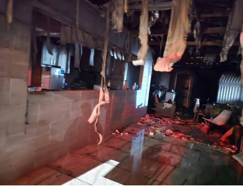 Bombeiros realizam rescaldo após incêndio em residência no Centro de Santa Tereza