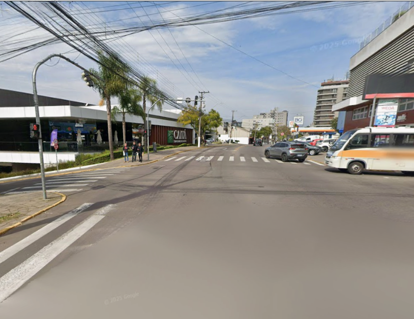 Entre a Rua Livramento e a rotatória da Osvaldo Aranha com a Dante Larentis, a conversão à esquerda deixa de ser permitida no lado direito, sentido sul.