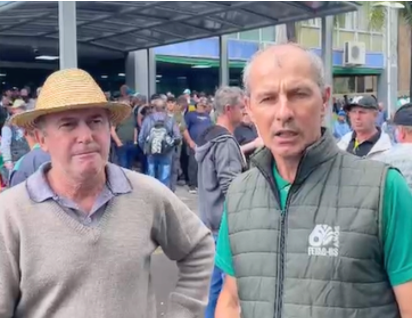 Produtores da agricultura familiar RS mobilizados em ato na Capital por medidas emergenciais.