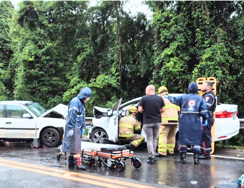 colisão frontal envolvendo um VW Gol de Criciúma e um Honda City de Bento Gonçalves