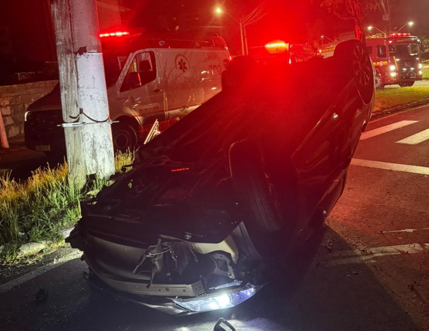 Carro capota na madrugada e causa falta de energia próxima à BR-470
