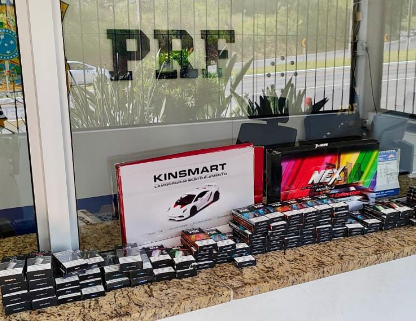 PRF apreende 120 cigarros eletrônicos escondidos em caixas de brinquedo durante fiscalização na BR-470, em Bento Gonçalves