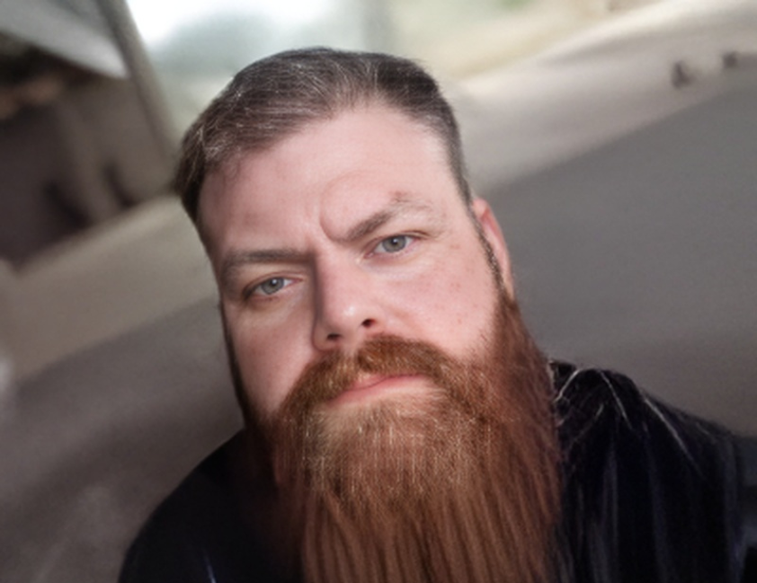 Com o impacto, o motoboy foi arremessado sobre o automóvel e, na sequência, caiu ao solo, na parte traseira do veículo.