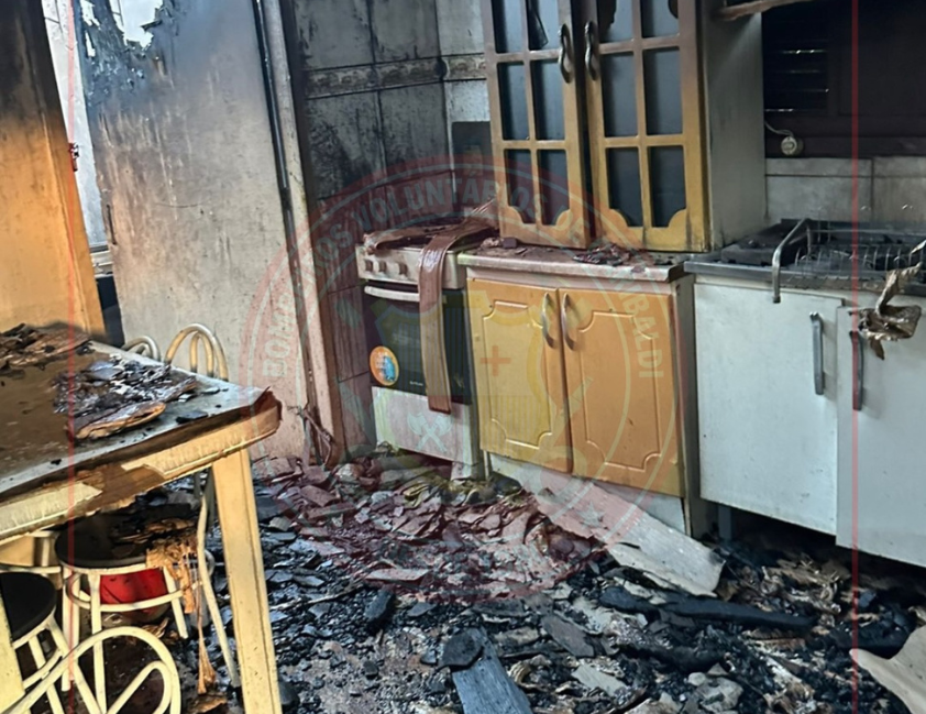 Incêndio mobilizou bombeiros durante a madrugada desta segunda, 15, e exigiu ação rápida para evitar que o fogo atingisse casas vizinhas