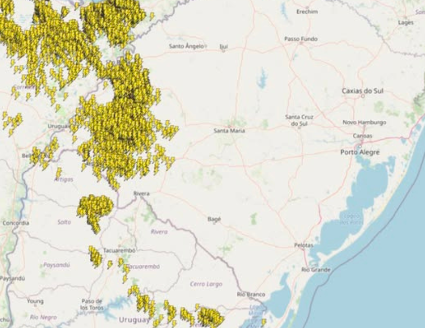 Frente fria avança sobre ar muito quente e coloca diversas regiões em alerta para vendavais, principalmente grande na Porto Alegre, Norte e Oeste do RS